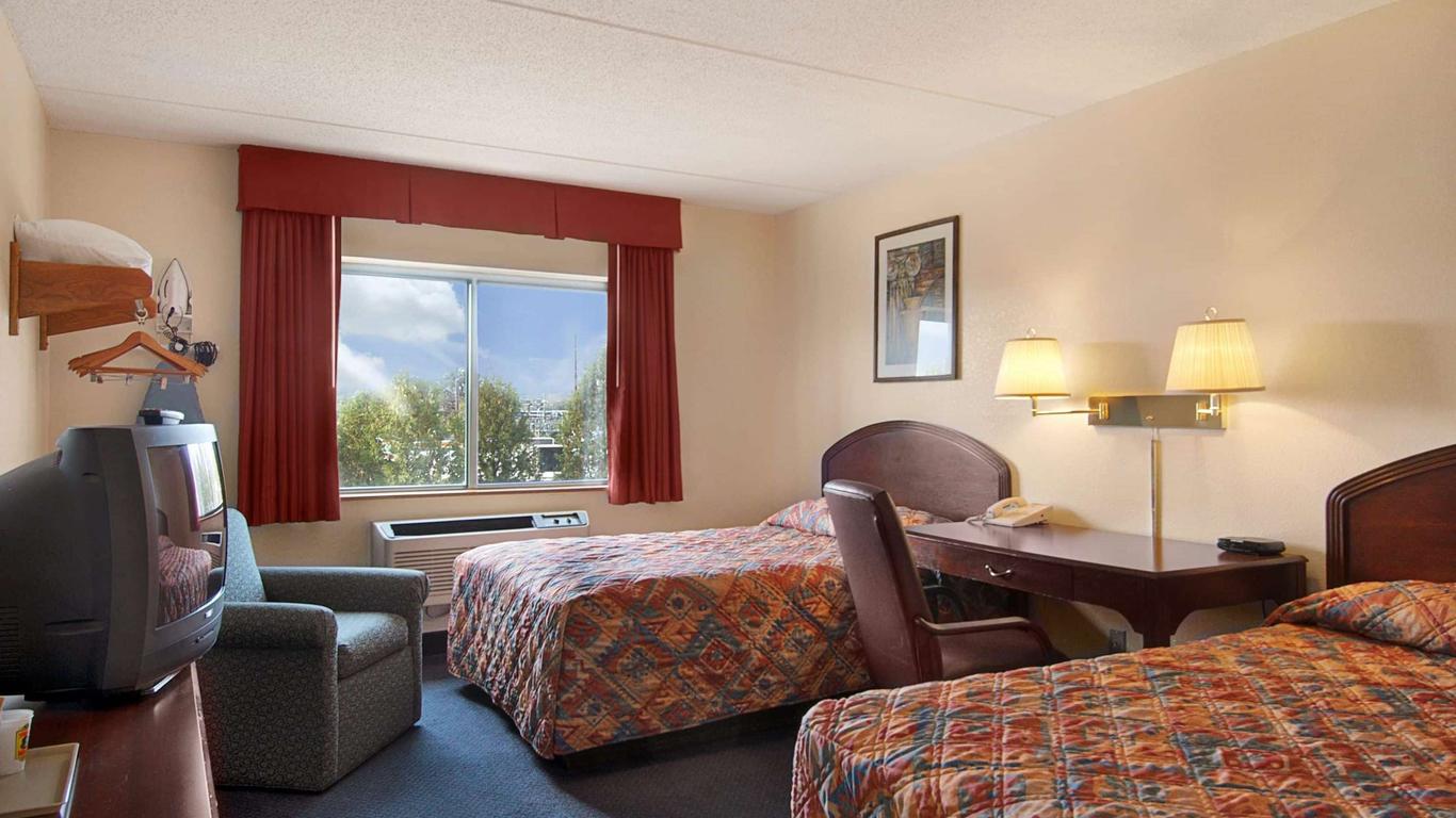 Super 8 by Wyndham Manchester Airport