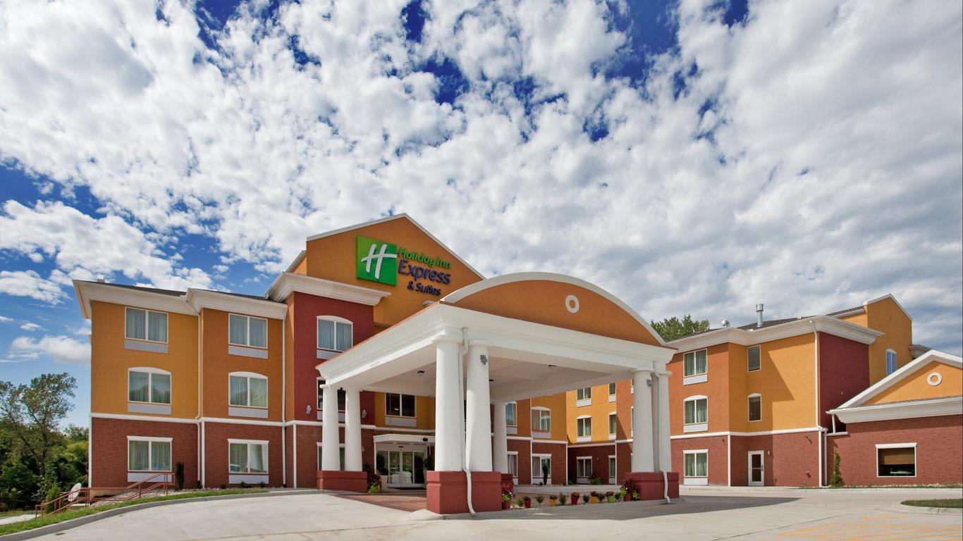 Holiday Inn Express Hotel & Suites Kansas City Sports Complex